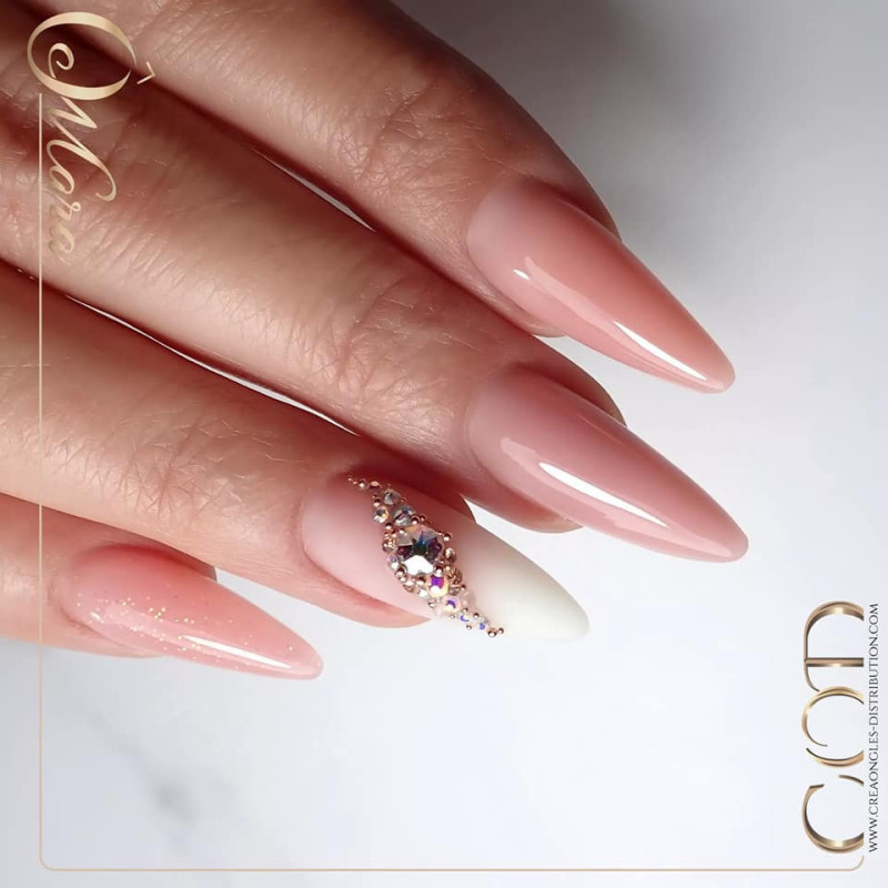 Almond faite avec le Acrygel Cover Rose