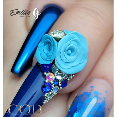 Gros plan sur une fleur faite sur des stiletto avec le Plasti Line White