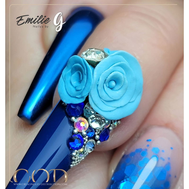 Gros plan sur une fleur faite sur des stiletto avec le Plasti Line White