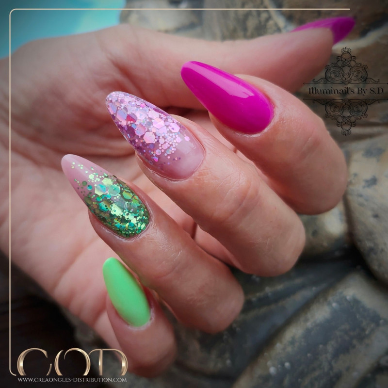 Ongles en amande fait avec Mix Purple Pink