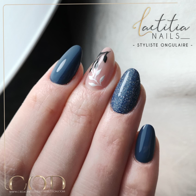 Nail art fait avec le Glitter Magic Dust Blue