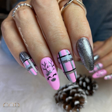 Nail art fait avec le Gel couleur Night City