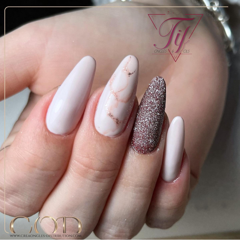 Almond fait avec le Gel Couleur Nude