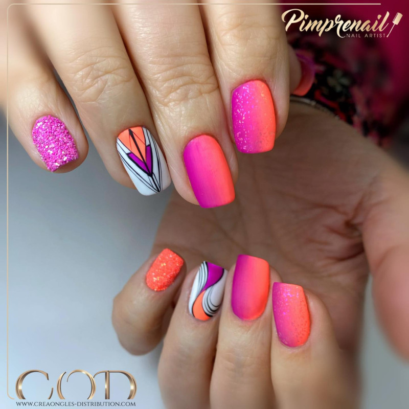 Nail art coloré fait avec le My Color Your Song