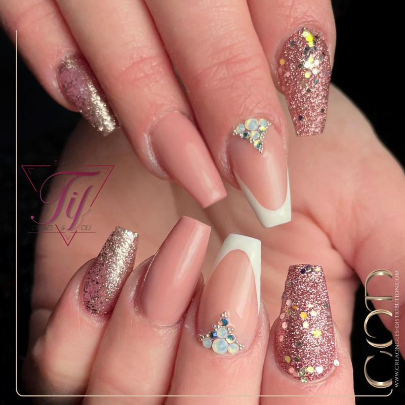 Pose ongulaire faite avec le Glitter Shine Pink Old