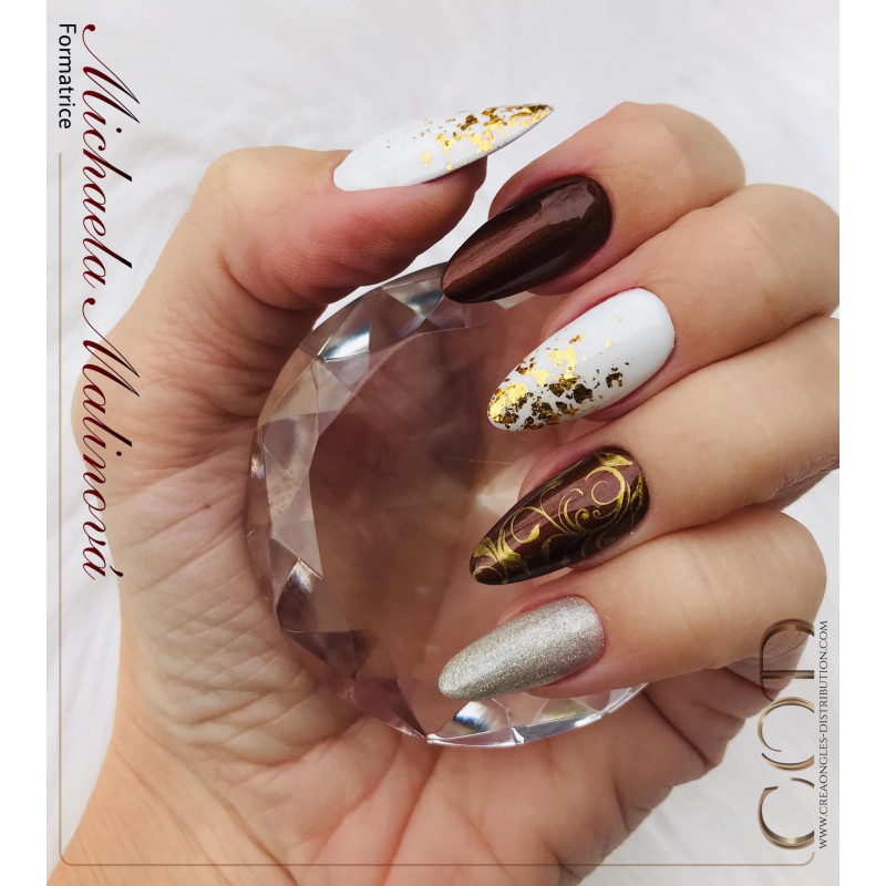 Nail art fait avec les Pigment Flakes Or