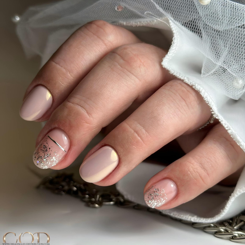 Manucure fait avec les Pigment Flakes Argent 