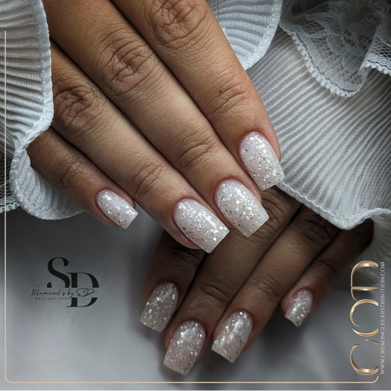 Nail art fait avec le Shimmer Milky White