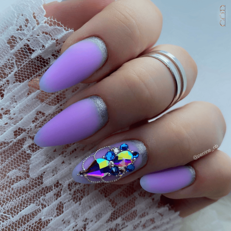 Ongles en amandes avec le Builder Color Violet