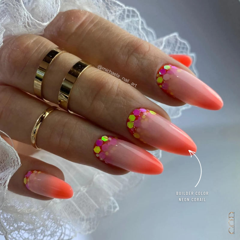 Pose ongles en amande avec le Builder Color Neon Corail en babycolor