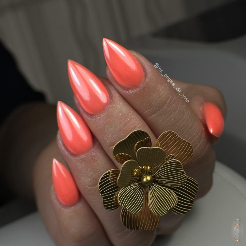 Pose ongles en stiletto avec le Builder Color Neon Corail et le pigment effet perle