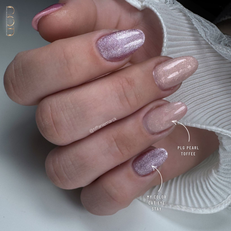Pose avec le Pro Liquid Gel Pearl Toffee et le My Color Cat Eye Stay