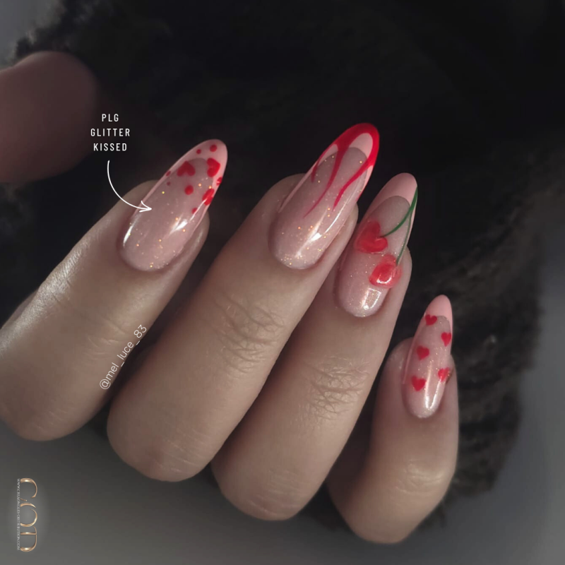 Pose en amande avec le Pro Liquid Gel Glitter Kissed et le 3D Gel Clear