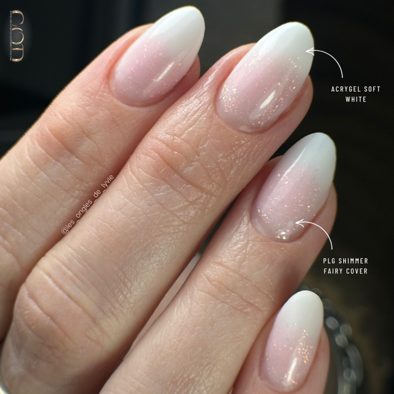 Pose avec le Pro Liquid Gel Shimmer Fairy Cover et l'Acrygel Soft White