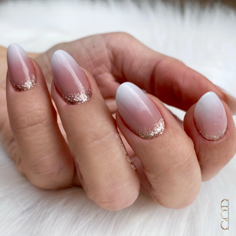 Pose ovales faite avec le Easy Cover Natural et le Painting White avec un cutiglitter doré