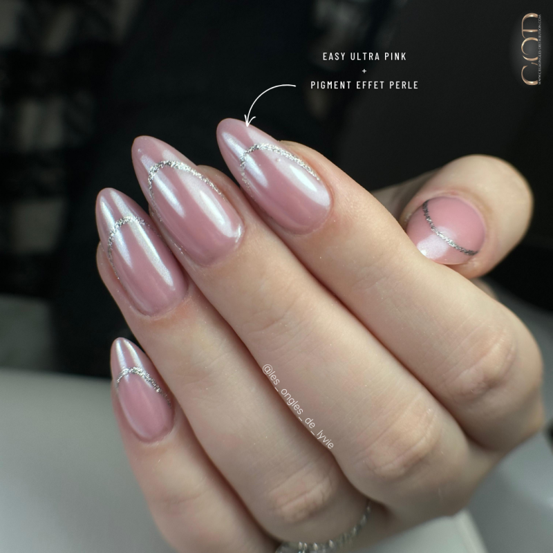 Pose en amande avec le Easy Ultra Pink et le pigment effet perle