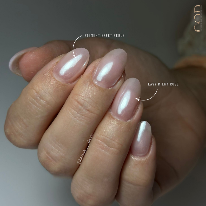 Pose avec le Easy Milky Rose et le Pigment effet perle