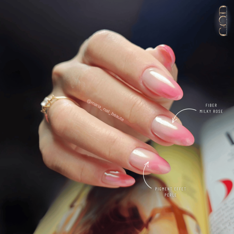 Pose en amande avec le Fiber Milky Rose et le Pigment effet perle