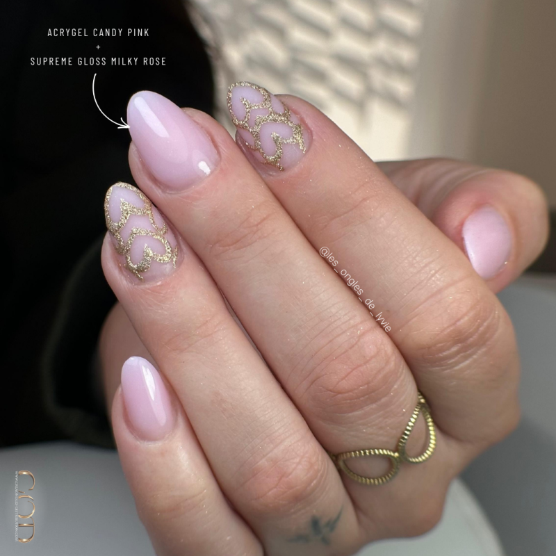Pose en amande avec l'Acrygel Candy Pink et la finition Supreme Gloss Milky Rose