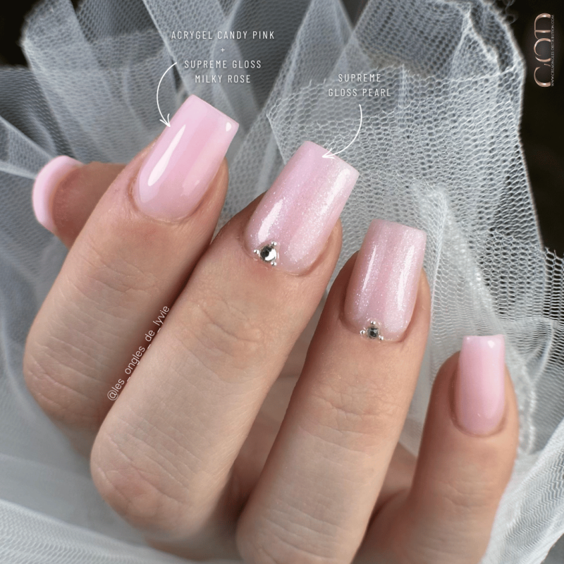 Pose carrée avec l'Acrygel Candy Pink, la Supreme Gloss Milky Rose et la Supreme Gloss Pearl