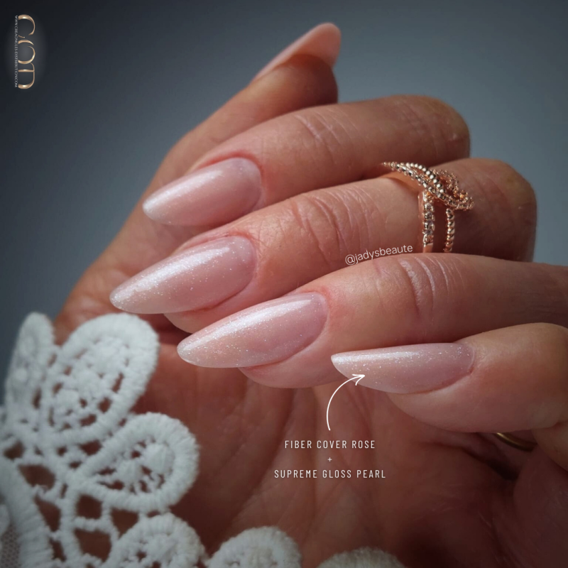 Pose amande avec le Fiber Cover Rose et la Supreme Gloss Pearl