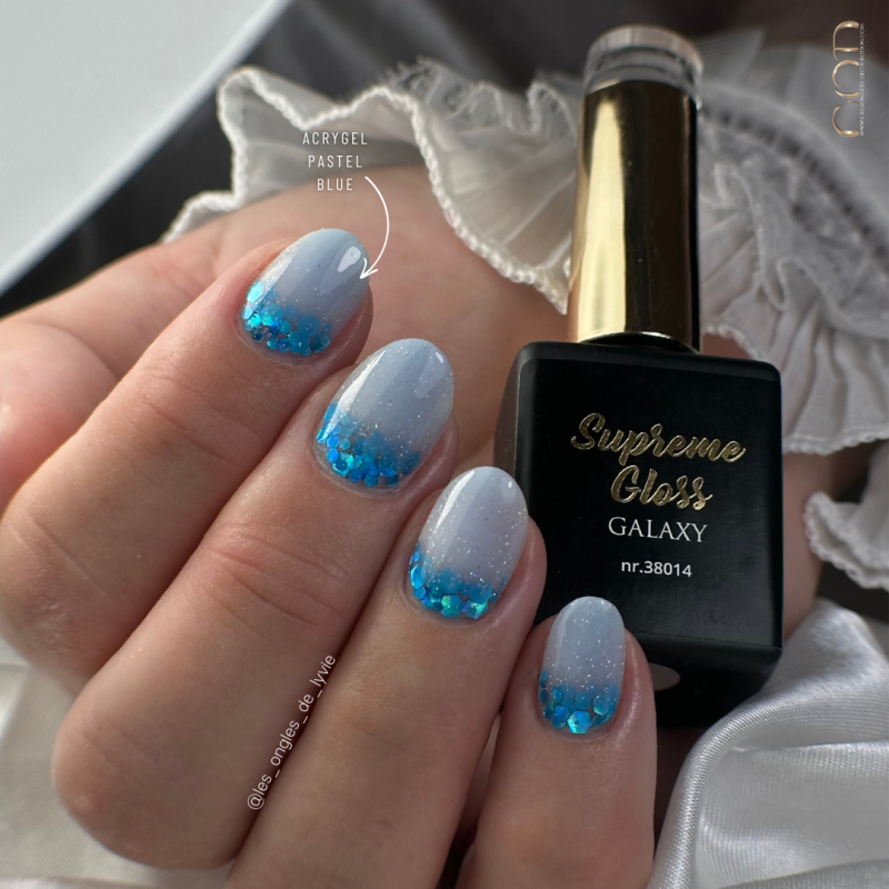 Pose avec l'Acrygel Pastel Blue et la Supreme Gloss Galaxy