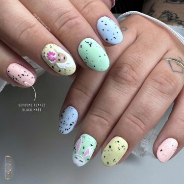 pose d'ongle multicolore pastel avec flakes noir mattes.