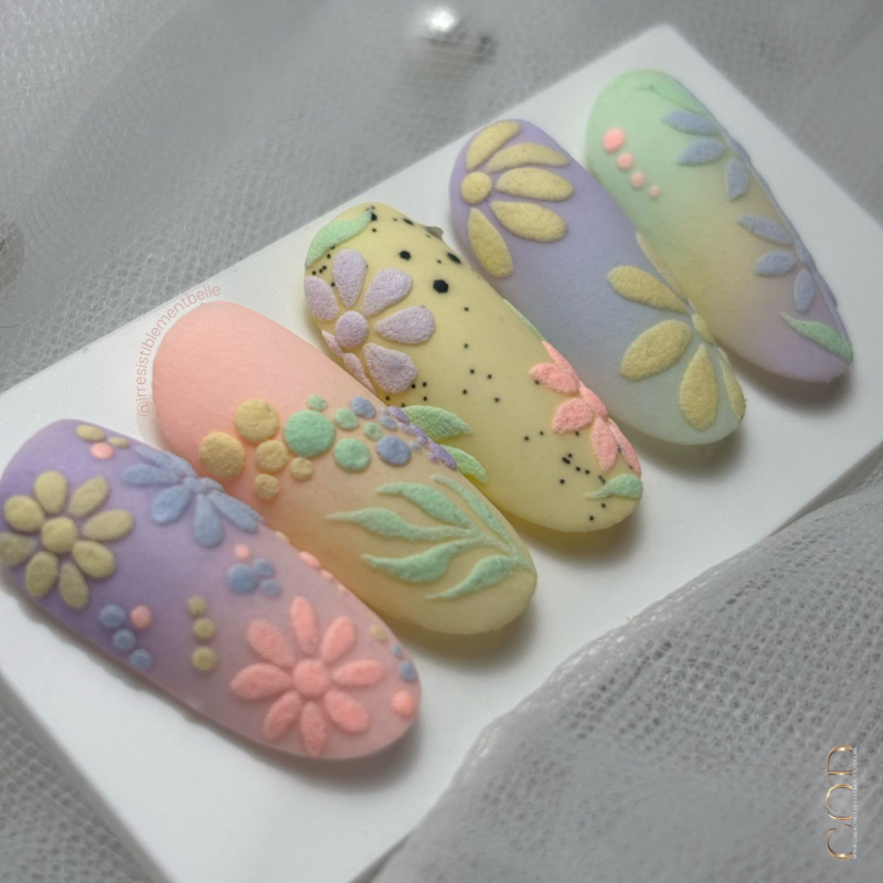 Capsules colorée avec collection Sweet macaron, nail art fleurs et dégradés de couleurs pastel