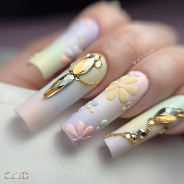 Pose d'ongles colorés pastel avecla Sweet Macaron, nail art fleurs et dégradés