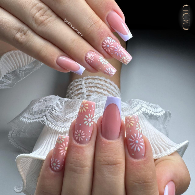 Pose d'ongles colorée avec nail art fleuri multicolore pastel réalisé avec la Sweet Macaron.