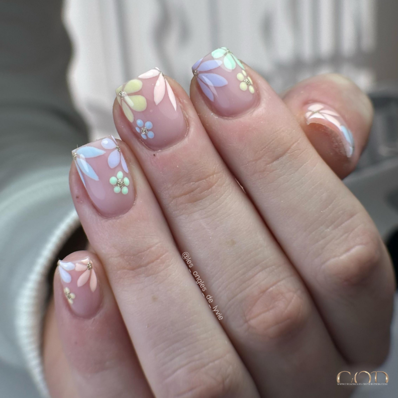 Pose d'ongles colorée avec nail art fleuri multicolore pastel réalisé avec la Sweet Macaron.