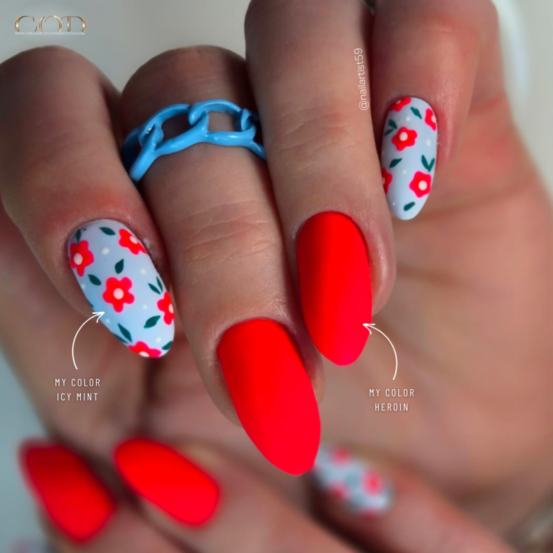 Pose d'ongles avec le vsp Icy Mint bleu pastel