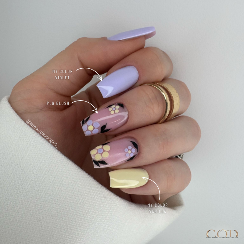 Pose d'ongles avec le Vanilla, jaune pastel et le violet de la collection Sweet Macaron