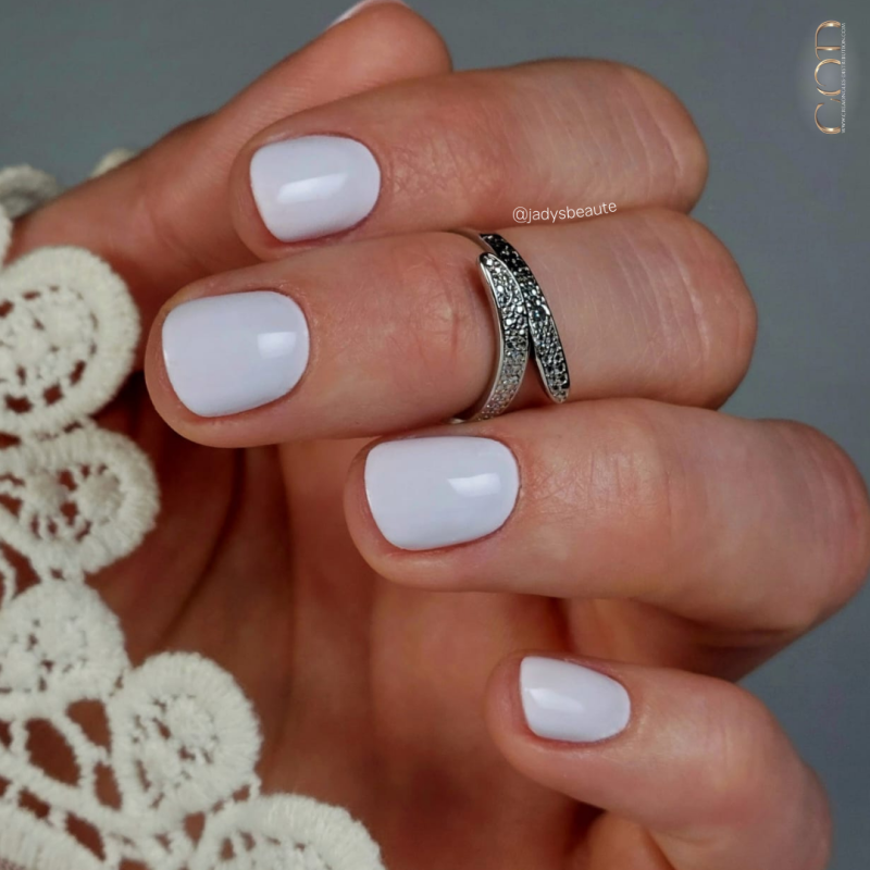 Pose d'ongles avec le vsp Lavender, un violet clair pastel de la collection Sweet Macaron