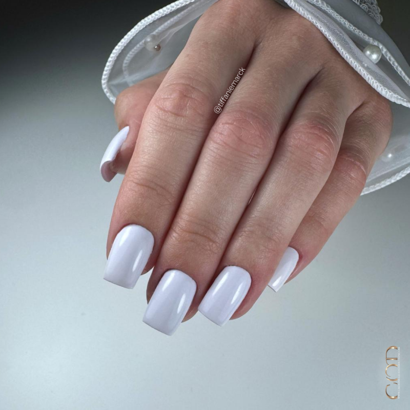Pose d'ongles avec le vsp Lavender, un violet clair pastel de la collection Sweet Macaron