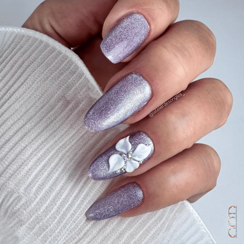 Pose d'ongles amandes avec le My Color Moon Kiss et la Plasti Line White