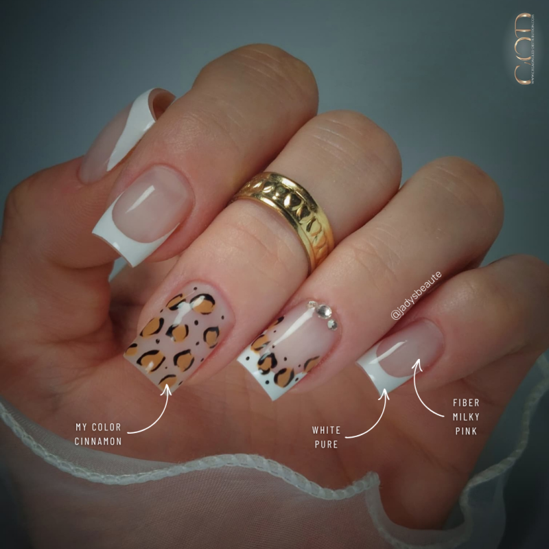 Pose carrée avec le My Color Cinnamon, le White Pure et le Fiber Milky Rose