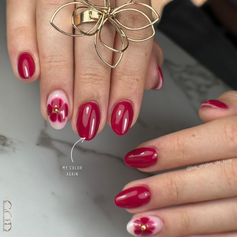 Ongles amande courte bordeaux avec effet blooming