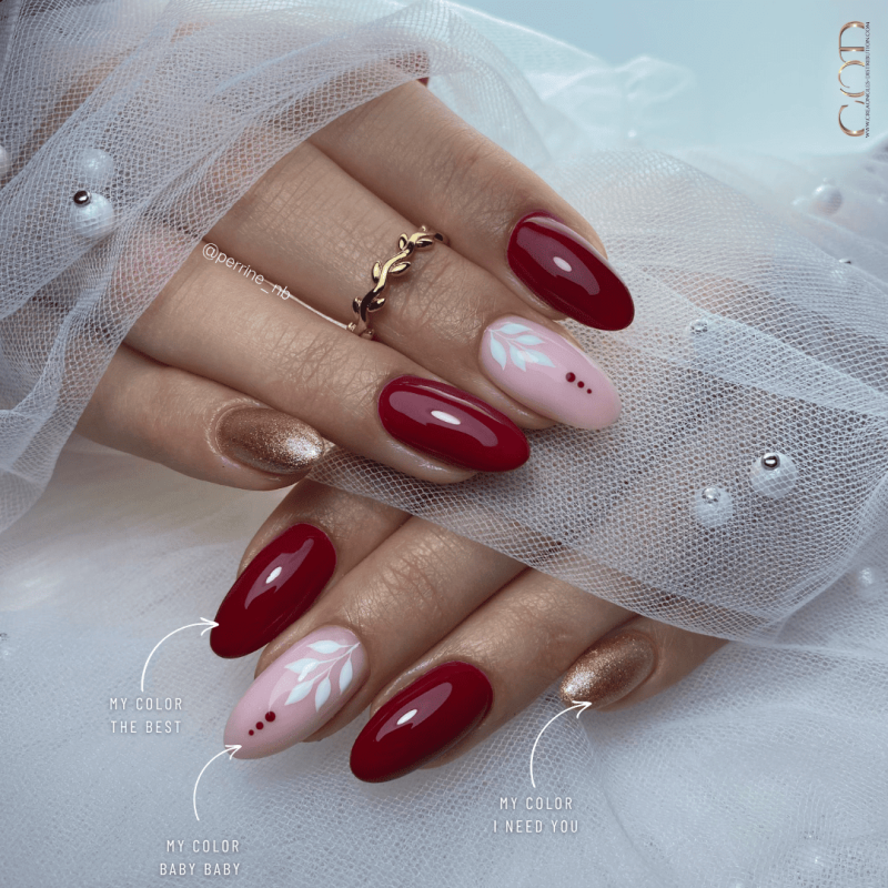 ongles bordeaux et doré forme amande