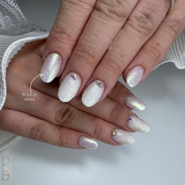 ongles blanc irisés effet coquillage