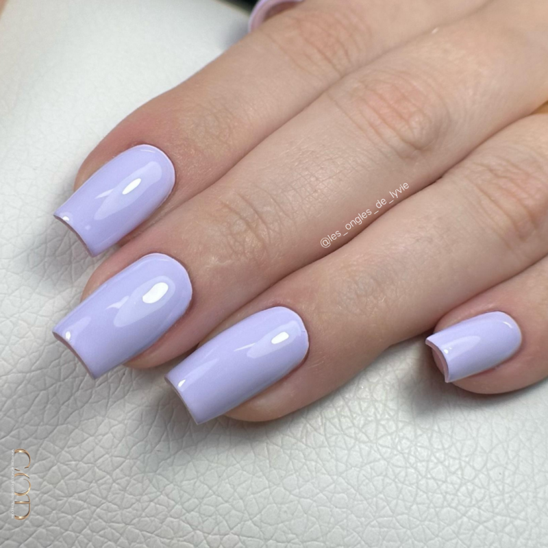Pose d'ongles avec le vsp violet, un lila pastel de la collection Sweet macaron