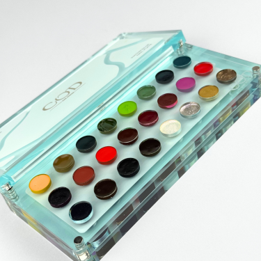 palette d'aquarelle mi-ouverte