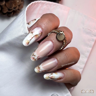 photo pose d'ongle avec french et aquarelle