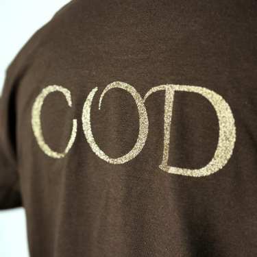 Zoom sur le logo COD brillant à l'arrière du t-shirt