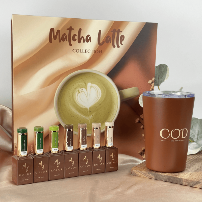 Photo de la boîte de la Matcha Latte, des flacons et du mug