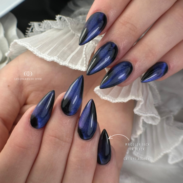 Pose en stilettos avec le My Color Back In Black et Cat Eye Alcyone