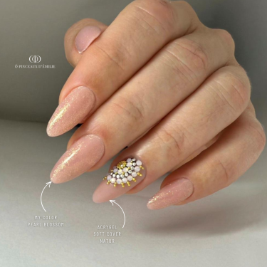 Pose d'ongles en amandes avec le My Color Pearl Blossom
