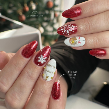 Pose en amandes avec le My Color Fall In Love, rouge pailleté