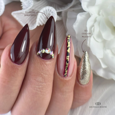 Pose en stilettos avec le My Color Dangerous, bordeaux foncé