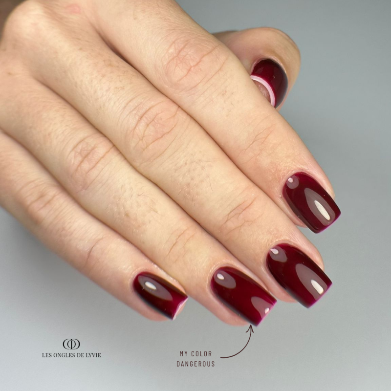 Pose carrée avec le My Color Dangerous, bordeaux foncé
